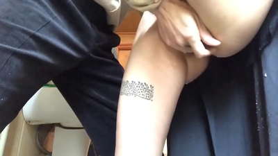 Špric u školskoj kupaonici, pravi pjenasti orgazam - moj učitelj je dao sve od sebe