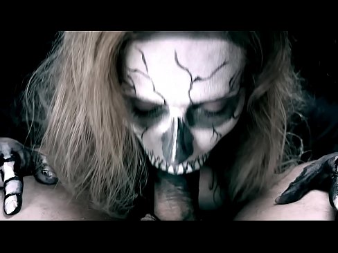 ❤️ Demon djevojka siše kurac svojim crnim ustima i guta spermu. ☑ Kvalitetna pornografija kod nas